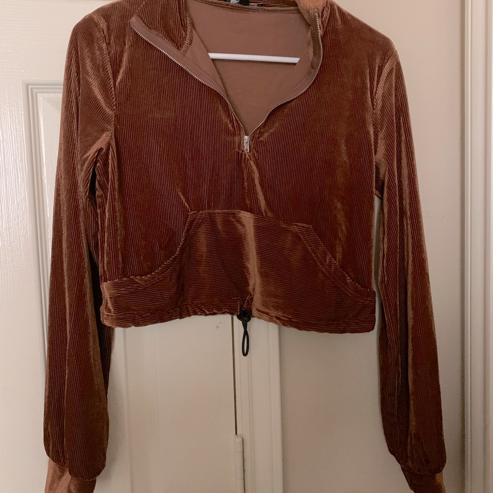 Cropped long sleeved, collared top
